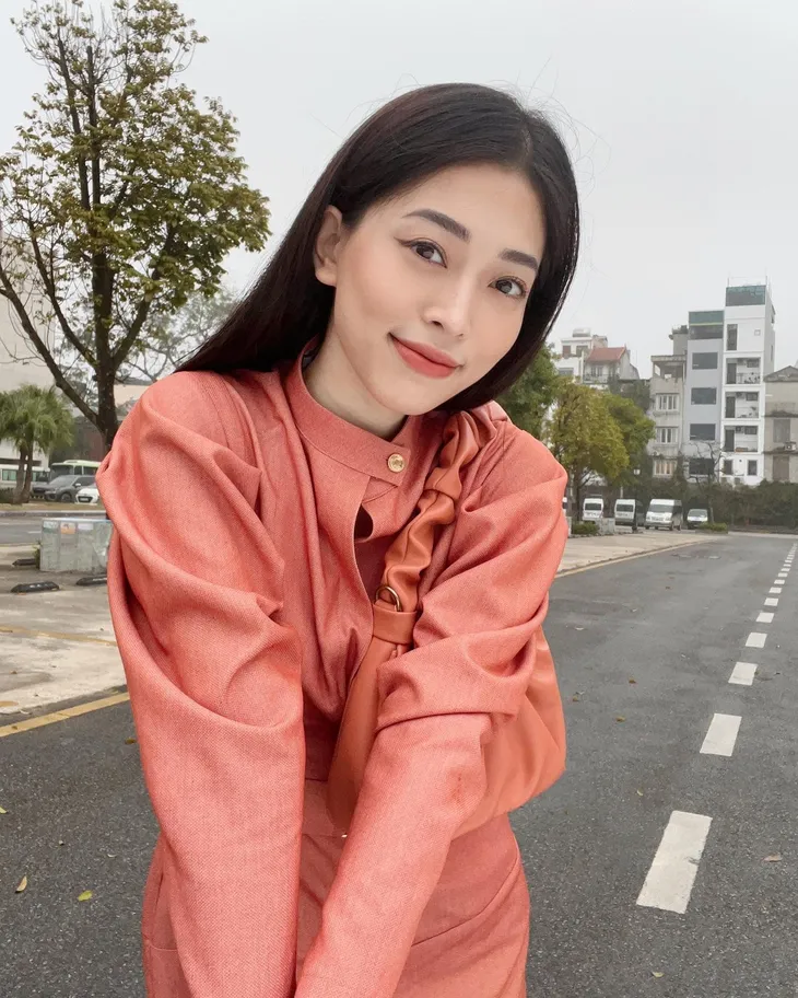 Thời trang trên sóng của Á hậu Phương Nga - Ảnh 6. Thời trang trên sóng của Á hậu Phương Nga - Ảnh 6.