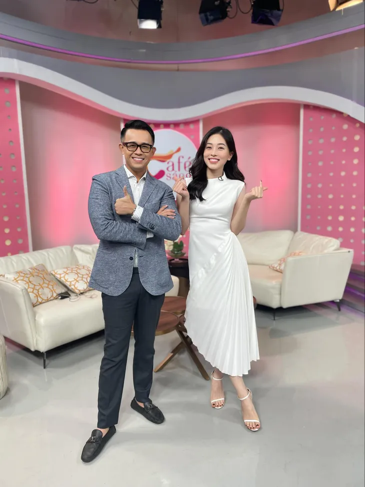 Thời trang trên sóng của Á hậu Phương Nga - Ảnh 7. Thời trang trên sóng của Á hậu Phương Nga - Ảnh 7.