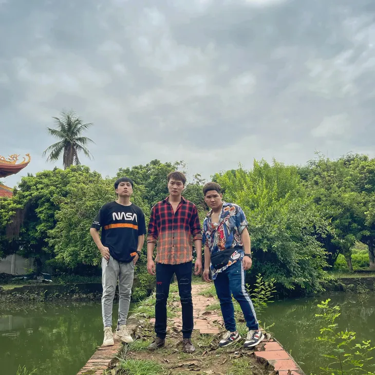 Lối về miền hoa: Hậu trường hài hước của 3 chàng lính ngự lâm - Ảnh 7. Lối về miền hoa: Hậu trường hài hước của 3 chàng lính ngự lâm - Ảnh 7.