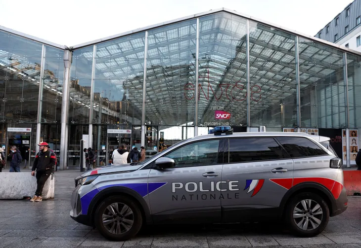 Pháp: Cảnh sát hạ gục đối tượng tấn công bằng dao tại nhà ga Paris - Ảnh 1. Pháp: Cảnh sát hạ gục đối tượng tấn công bằng dao tại nhà ga Paris - Ảnh 1.