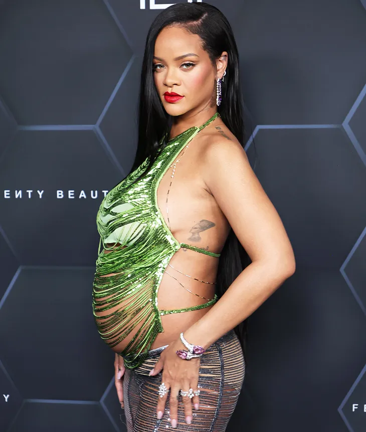 Rihanna: Thời trang khi có thai là một thử thách - Ảnh 2. Rihanna: Thời trang khi có thai là một thử thách - Ảnh 2.