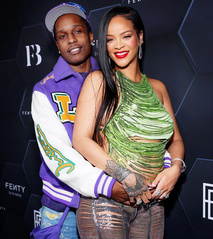 Rihanna: Thời trang khi có thai là một thử thách - Ảnh 1. Rihanna: Thời trang khi có thai là một thử thách - Ảnh 1.