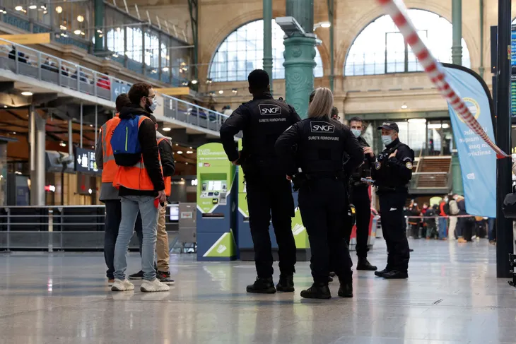 Pháp: Cảnh sát hạ gục đối tượng tấn công bằng dao tại nhà ga Paris - Ảnh 3. Pháp: Cảnh sát hạ gục đối tượng tấn công bằng dao tại nhà ga Paris - Ảnh 3.