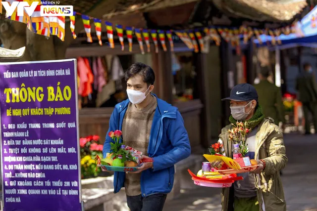 Giới trẻ Hà Thành đi chùa cầu duyên trong ngày Lễ Tình nhân - Ảnh 7. Giới trẻ Hà Thành đi chùa cầu duyên trong ngày Lễ Tình nhân - Ảnh 7.