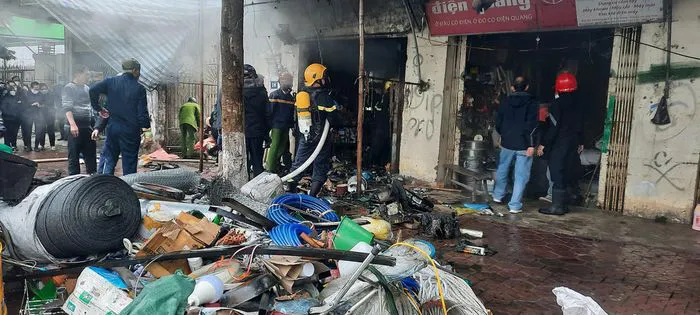 Cháy cửa hàng đồ điện, thiêu rụi nhiều tài sản - Ảnh 1. Cháy cửa hàng đồ điện, thiêu rụi nhiều tài sản - Ảnh 1.
