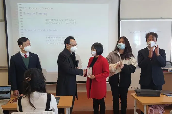 Quyết tâm hơn nữa đón sinh viên trở lại trường học tập trung - Ảnh 1. Quyết tâm hơn nữa đón sinh viên trở lại trường học tập trung - Ảnh 1.