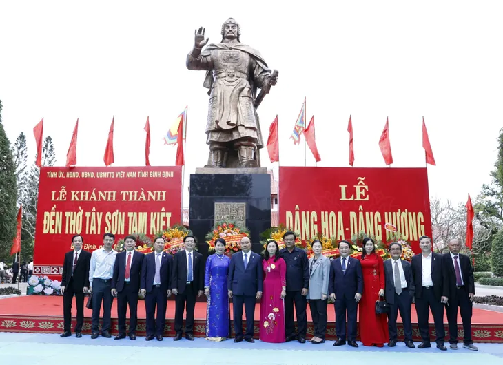 Chủ tịch nước Nguyễn Xuân Phúc dự lễ khánh thành Đền thờ Tây Sơn Tam Kiệt - Ảnh 2. Chủ tịch nước Nguyễn Xuân Phúc dự lễ khánh thành Đền thờ Tây Sơn Tam Kiệt - Ảnh 2.
