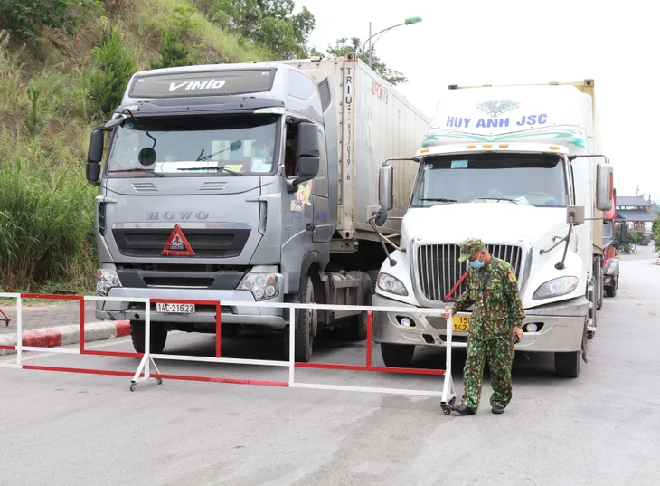 Hàng nghìn container nông sản lại “tắc đường” tại cửa khẩu - Ảnh 1. Hàng nghìn container nông sản lại “tắc đường” tại cửa khẩu - Ảnh 1.