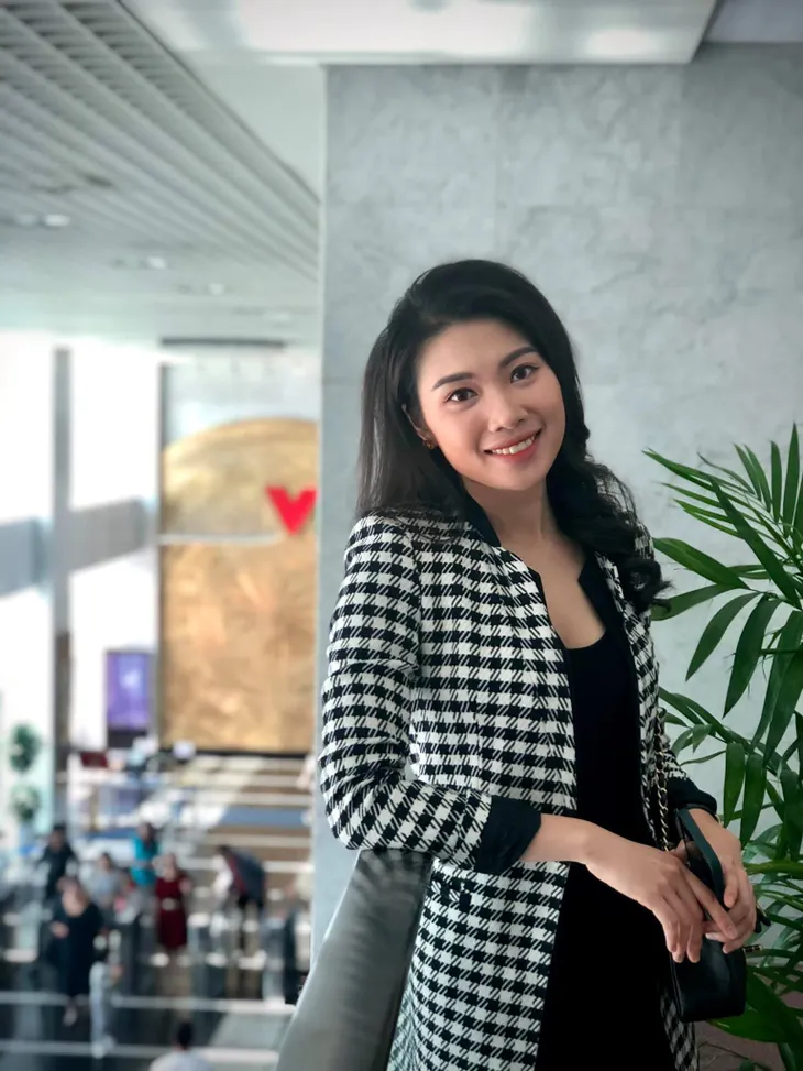 Diện họa tiết kẻ houndstooth sành điệu như các MC, BTV - Ảnh 8. Diện họa tiết kẻ houndstooth sành điệu như các MC, BTV - Ảnh 8.