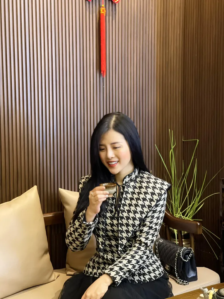 Diện họa tiết kẻ houndstooth sành điệu như các MC, BTV - Ảnh 11. Diện họa tiết kẻ houndstooth sành điệu như các MC, BTV - Ảnh 11.