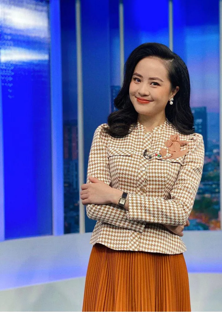 Diện họa tiết kẻ houndstooth sành điệu như các MC, BTV - Ảnh 5. Diện họa tiết kẻ houndstooth sành điệu như các MC, BTV - Ảnh 5.