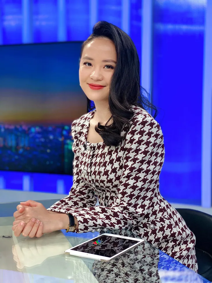 Diện họa tiết kẻ houndstooth sành điệu như các MC, BTV - Ảnh 1. Diện họa tiết kẻ houndstooth sành điệu như các MC, BTV - Ảnh 1.