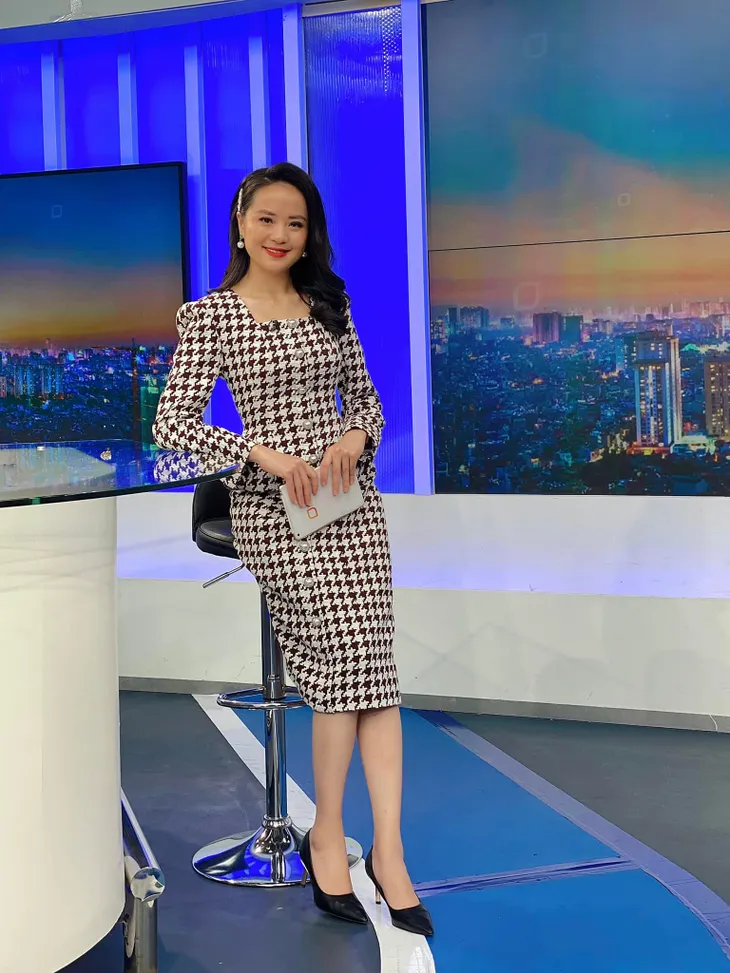 Diện họa tiết kẻ houndstooth sành điệu như các MC, BTV - Ảnh 2. Diện họa tiết kẻ houndstooth sành điệu như các MC, BTV - Ảnh 2.