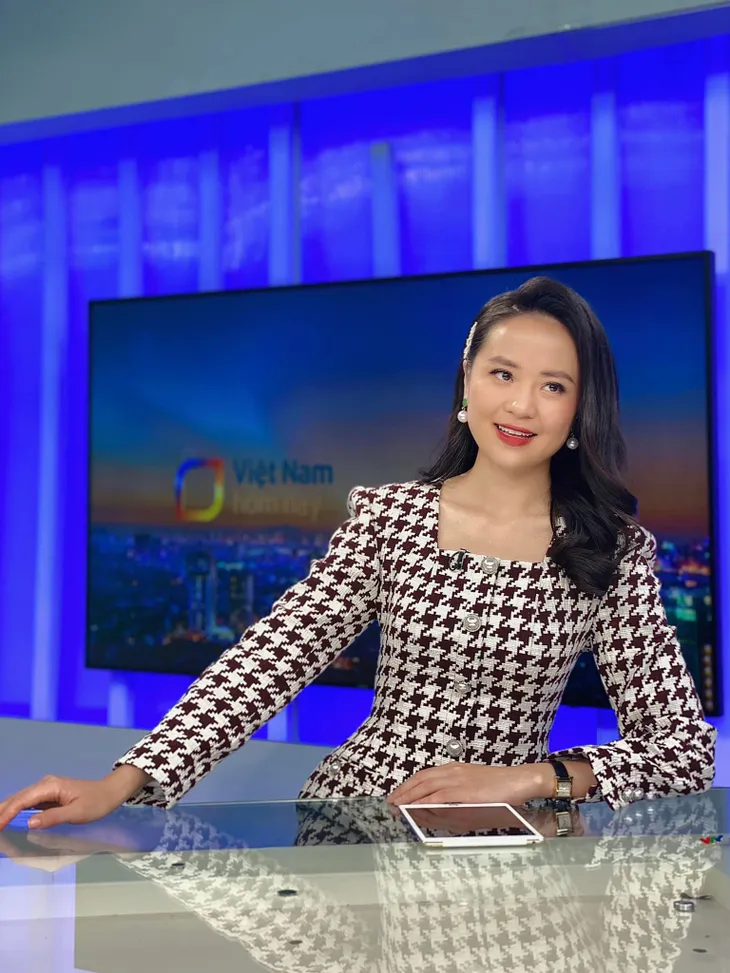 Diện họa tiết kẻ houndstooth sành điệu như các MC, BTV - Ảnh 3. Diện họa tiết kẻ houndstooth sành điệu như các MC, BTV - Ảnh 3.