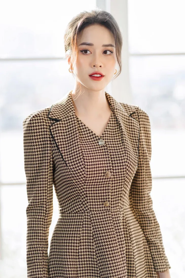 Diện họa tiết kẻ houndstooth sành điệu như các MC, BTV - Ảnh 6. Diện họa tiết kẻ houndstooth sành điệu như các MC, BTV - Ảnh 6.