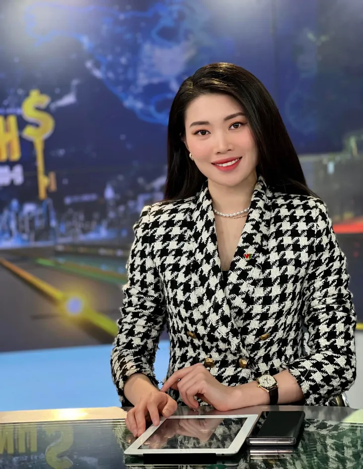 Diện họa tiết kẻ houndstooth sành điệu như các MC, BTV - Ảnh 7. Diện họa tiết kẻ houndstooth sành điệu như các MC, BTV - Ảnh 7.