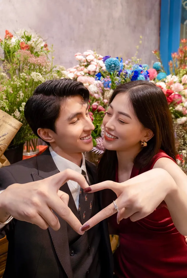 Bình An tình tứ bên Phương Nga sau màn cầu hôn siêu lãng mạn - Ảnh 2. Bình An tình tứ bên Phương Nga sau màn cầu hôn siêu lãng mạn - Ảnh 2.