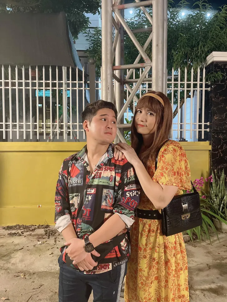 Hậu trường cảnh giả gái gây cười tột độ của Mạnh Quân trong Lối về miền hoa - Ảnh 9. Hậu trường cảnh giả gái gây cười tột độ của Mạnh Quân trong Lối về miền hoa - Ảnh 9.