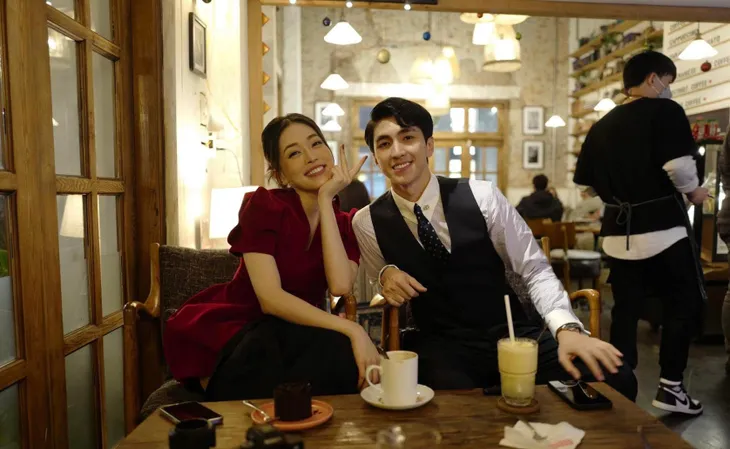 Bình An tình tứ bên Phương Nga sau màn cầu hôn siêu lãng mạn - Ảnh 1. Bình An tình tứ bên Phương Nga sau màn cầu hôn siêu lãng mạn - Ảnh 1.