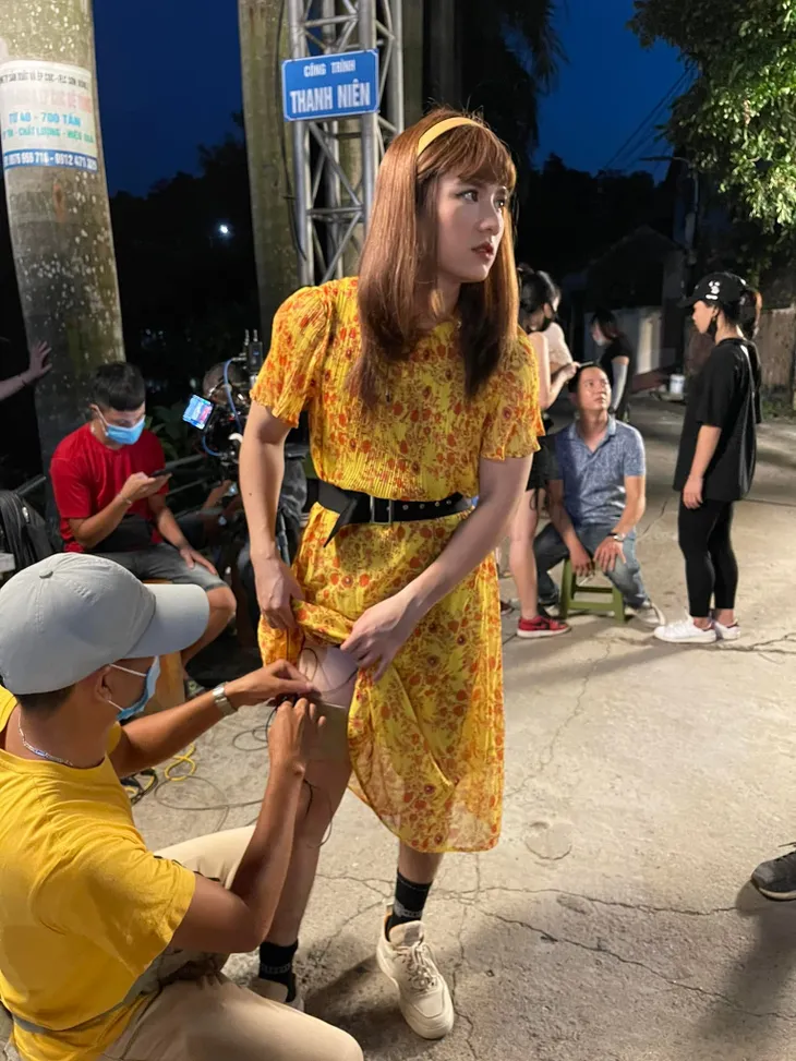 Hậu trường cảnh giả gái gây cười tột độ của Mạnh Quân trong Lối về miền hoa - Ảnh 11. Hậu trường cảnh giả gái gây cười tột độ của Mạnh Quân trong Lối về miền hoa - Ảnh 11.