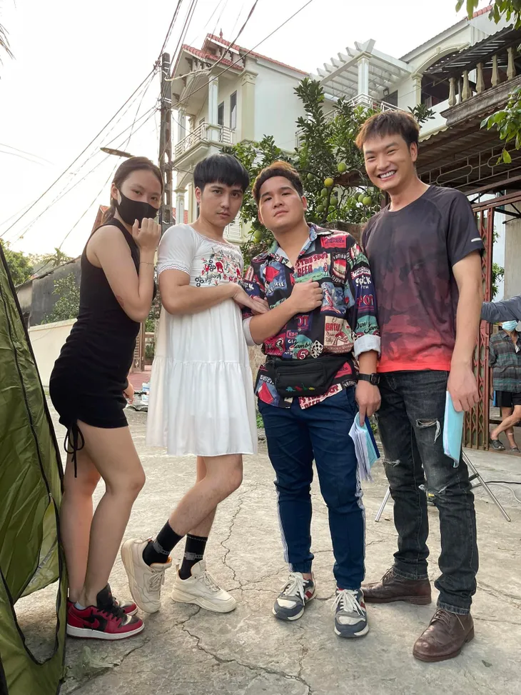 Hậu trường cảnh giả gái gây cười tột độ của Mạnh Quân trong Lối về miền hoa - Ảnh 13. Hậu trường cảnh giả gái gây cười tột độ của Mạnh Quân trong Lối về miền hoa - Ảnh 13.