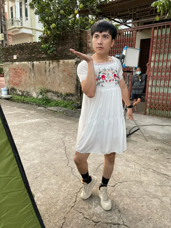 Hậu trường cảnh giả gái gây cười tột độ của Mạnh Quân trong Lối về miền hoa - Ảnh 14. Hậu trường cảnh giả gái gây cười tột độ của Mạnh Quân trong Lối về miền hoa - Ảnh 14.