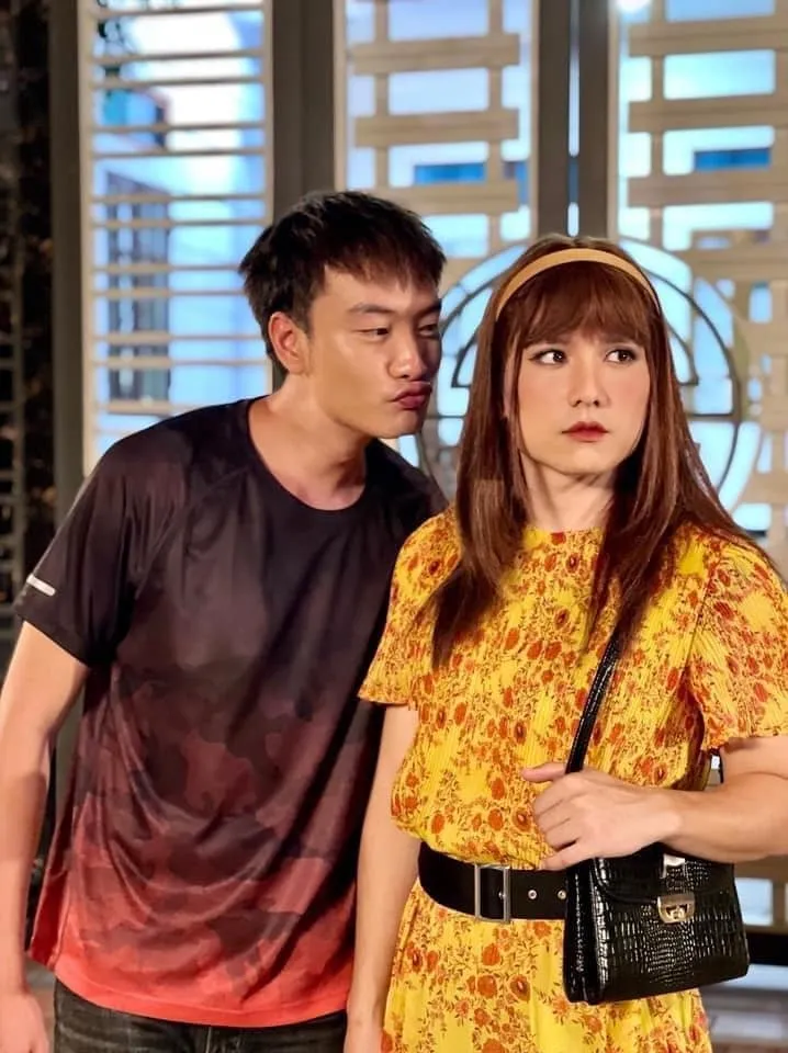 Hậu trường cảnh giả gái gây cười tột độ của Mạnh Quân trong Lối về miền hoa - Ảnh 7. Hậu trường cảnh giả gái gây cười tột độ của Mạnh Quân trong Lối về miền hoa - Ảnh 7.