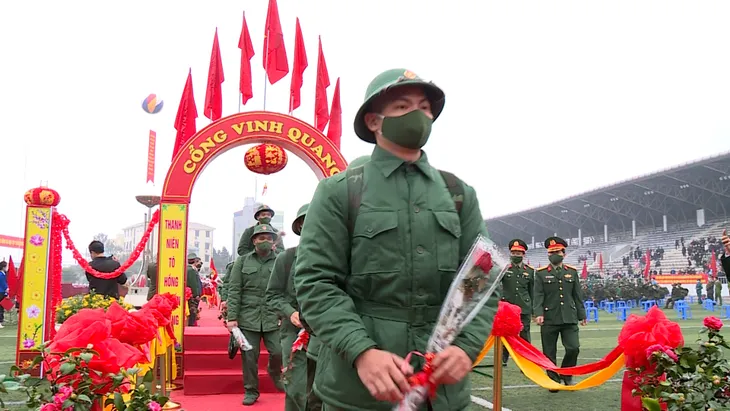 Tân binh Thủ đô hăng hái lên đường nhập ngũ - Ảnh 2. Tân binh Thủ đô hăng hái lên đường nhập ngũ - Ảnh 2.