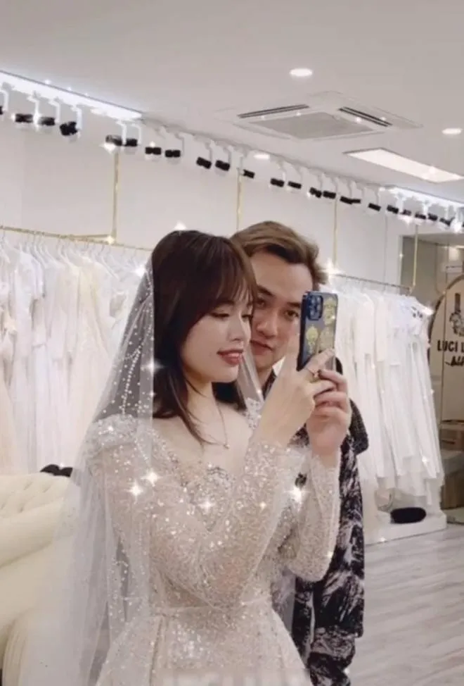 Diễn viên Anh Tuấn đưa bạn gái kém 11 tuổi đi thử váy cưới - Ảnh 3. Diễn viên Anh Tuấn đưa bạn gái kém 11 tuổi đi thử váy cưới - Ảnh 3.