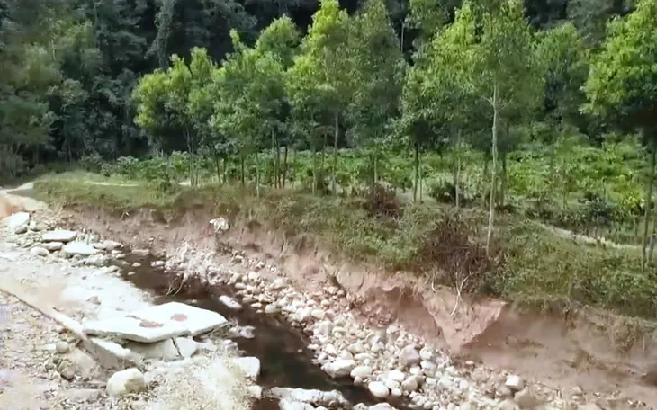 Hàng chục hộ dân khốn khổ vì lũ cuốn trôi đường - Ảnh 2. Hàng chục hộ dân khốn khổ vì lũ cuốn trôi đường - Ảnh 2.