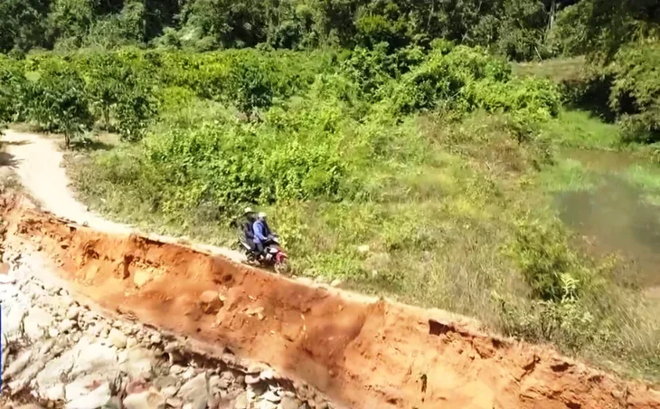 Hàng chục hộ dân khốn khổ vì lũ cuốn trôi đường - Ảnh 3. Hàng chục hộ dân khốn khổ vì lũ cuốn trôi đường - Ảnh 3.
