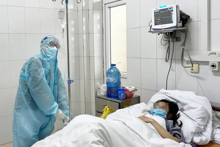 Phẫu thuật cấp cứu bệnh nhân vỡ khối chửa ngoài tử cung trong khu cách ly COVID-19 - Ảnh 2. Phẫu thuật cấp cứu bệnh nhân vỡ khối chửa ngoài tử cung trong khu cách ly COVID-19 - Ảnh 2.