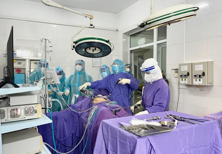 Phẫu thuật cấp cứu bệnh nhân vỡ khối chửa ngoài tử cung trong khu cách ly COVID-19 - Ảnh 1. Phẫu thuật cấp cứu bệnh nhân vỡ khối chửa ngoài tử cung trong khu cách ly COVID-19 - Ảnh 1.