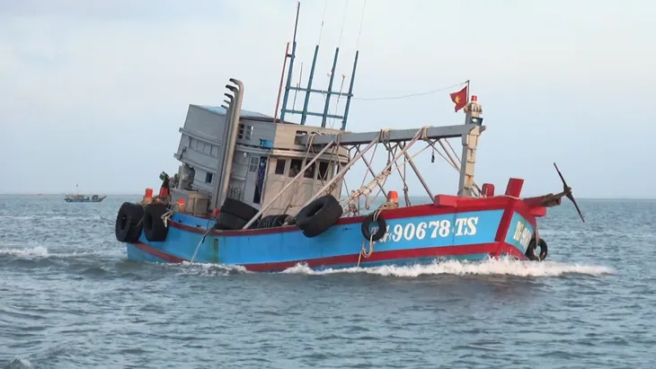 Cảnh sát biển bắt giữ tàu chở dầu DO không rõ nguồn gốc - Ảnh 1. Cảnh sát biển bắt giữ tàu chở dầu DO không rõ nguồn gốc - Ảnh 1.
