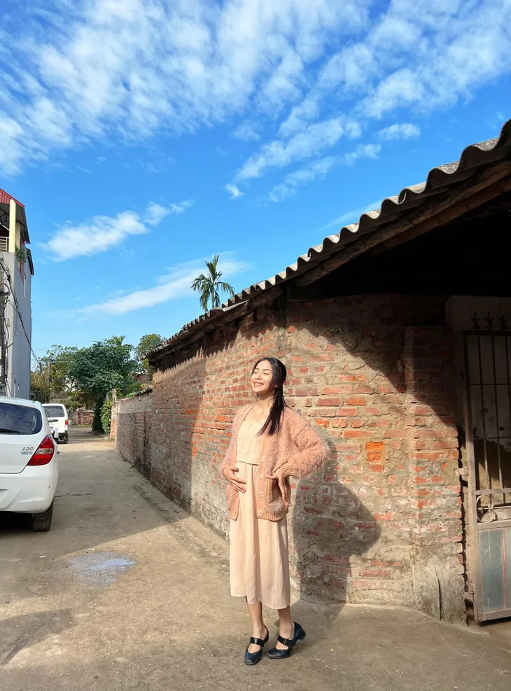Trần Vân thích thú đăng ảnh hậu trường bầu vượt mặt trong phim Phố trong làng - Ảnh 2. Trần Vân thích thú đăng ảnh hậu trường bầu vượt mặt trong phim Phố trong làng - Ảnh 2.