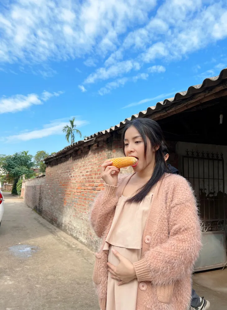 Trần Vân thích thú đăng ảnh hậu trường bầu vượt mặt trong phim Phố trong làng - Ảnh 1. Trần Vân thích thú đăng ảnh hậu trường bầu vượt mặt trong phim Phố trong làng - Ảnh 1.