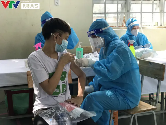 Tỷ lệ tiêm vaccine phòng COVID-19 cao giúp giảm ca nặng - Ảnh 1. Tỷ lệ tiêm vaccine phòng COVID-19 cao giúp giảm ca nặng - Ảnh 1.