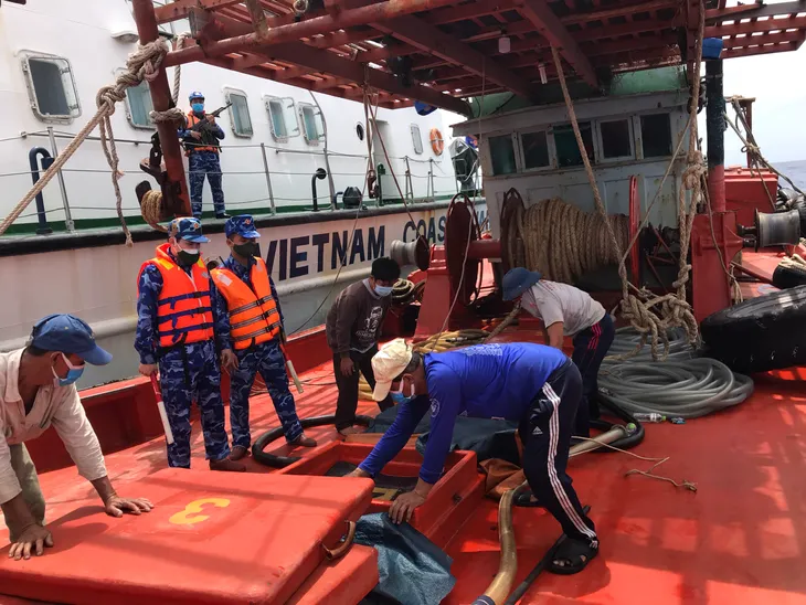 Bắt giữ tàu cá vận chuyển 100.000 lít dầu DO lậu trên biển - Ảnh 1. Bắt giữ tàu cá vận chuyển 100.000 lít dầu DO lậu trên biển - Ảnh 1.