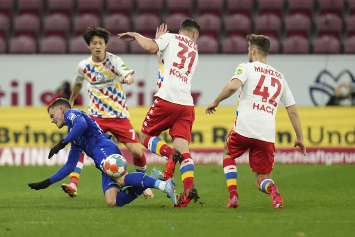 Mainz 05 ngược dòng giành chiến thắng trên sân nhà - Ảnh 1. Mainz 05 ngược dòng giành chiến thắng trên sân nhà - Ảnh 1.