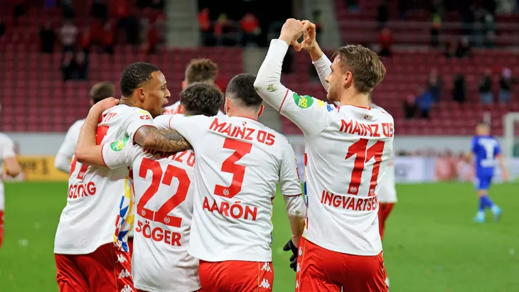 Mainz 05 ngược dòng giành chiến thắng trên sân nhà - Ảnh 2. Mainz 05 ngược dòng giành chiến thắng trên sân nhà - Ảnh 2.