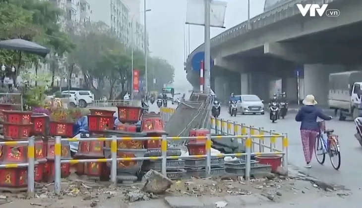 Hà Nội: Người dân lấn chiếm vỉa hè phía sau rào ngăn xe máy - Ảnh 1. Hà Nội: Người dân lấn chiếm vỉa hè phía sau rào ngăn xe máy - Ảnh 1.