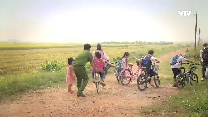 Phố trong làng - Tập cuối: Thanh xuân ý nghĩa của các chàng công an xã Tân Xuân - Ảnh 7. Phố trong làng - Tập cuối: Thanh xuân ý nghĩa của các chàng công an xã Tân Xuân - Ảnh 7.