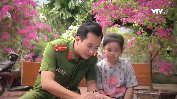 Phố trong làng - Tập cuối: Thanh xuân ý nghĩa của các chàng công an xã Tân Xuân - Ảnh 9. Phố trong làng - Tập cuối: Thanh xuân ý nghĩa của các chàng công an xã Tân Xuân - Ảnh 9.
