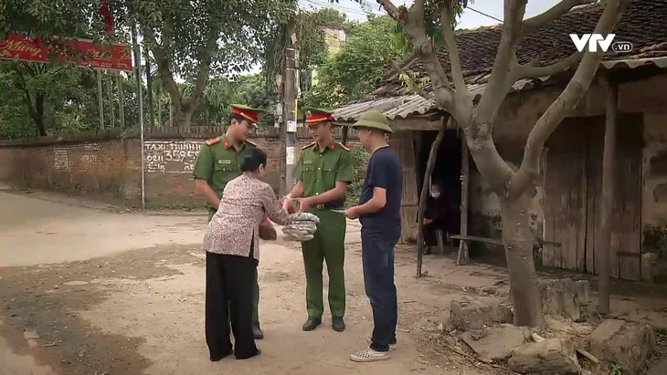 Phố trong làng - Tập cuối: Thanh xuân ý nghĩa của các chàng công an xã Tân Xuân - Ảnh 13. Phố trong làng - Tập cuối: Thanh xuân ý nghĩa của các chàng công an xã Tân Xuân - Ảnh 13.