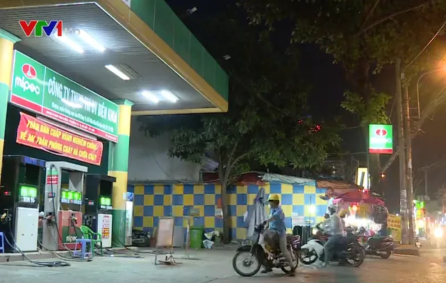 Nhiều cửa hàng xăng dầu treo biển “hết xăng”, bán nhỏ giọt - Ảnh 1. Nhiều cửa hàng xăng dầu treo biển “hết xăng”, bán nhỏ giọt - Ảnh 1.