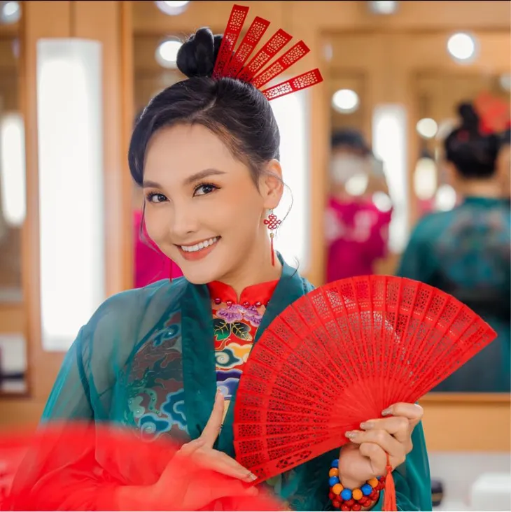 Diễn viên Việt ngày Tết: Phương Oanh diện áo da beo, Huyền Lizzie du Xuân với Quỳnh Kool - Ảnh 14. Diễn viên Việt ngày Tết: Phương Oanh diện áo da beo, Huyền Lizzie du Xuân với Quỳnh Kool - Ảnh 14.