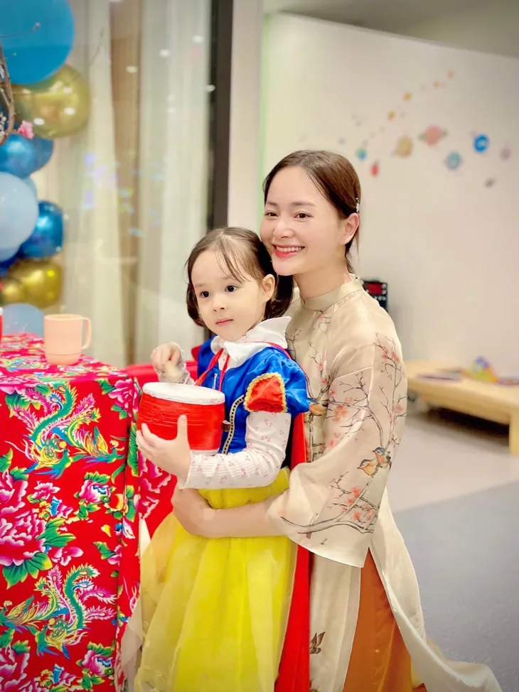 Diễn viên Việt ngày Tết: Phương Oanh diện áo da beo, Huyền Lizzie du Xuân với Quỳnh Kool - Ảnh 4. Diễn viên Việt ngày Tết: Phương Oanh diện áo da beo, Huyền Lizzie du Xuân với Quỳnh Kool - Ảnh 4.