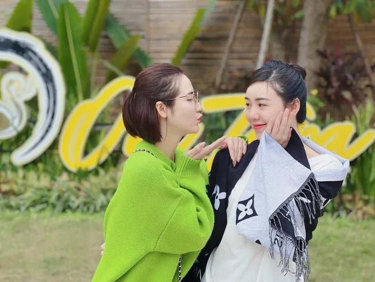 Diễn viên Việt ngày Tết: Phương Oanh diện áo da beo, Huyền Lizzie du Xuân với Quỳnh Kool - Ảnh 24. Diễn viên Việt ngày Tết: Phương Oanh diện áo da beo, Huyền Lizzie du Xuân với Quỳnh Kool - Ảnh 24.