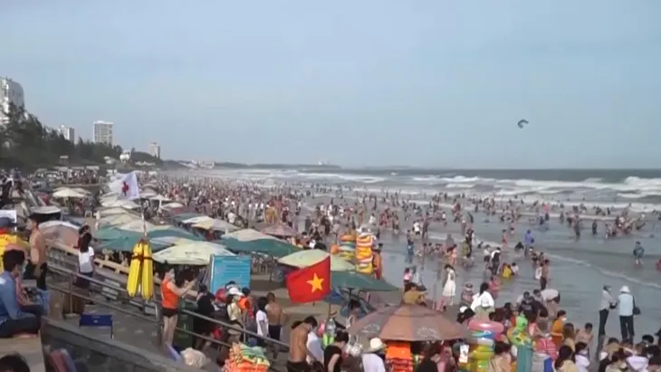 Du khách ùn ùn kéo về Vũng Tàu khiến nhà nghỉ cháy phòng - Ảnh 4.
