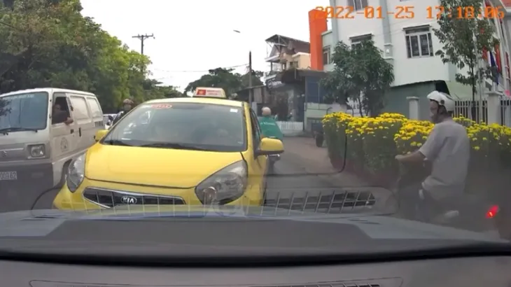 Taxi lấn làn đường gây cản trở giao thông - Ảnh 1.